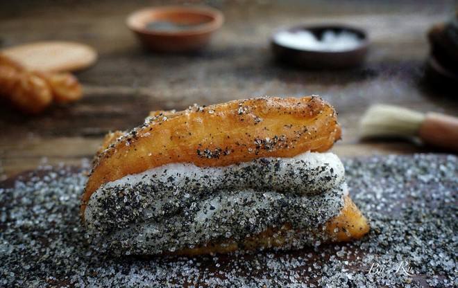 路边的甜品店，传出“砰砰”的敲打声