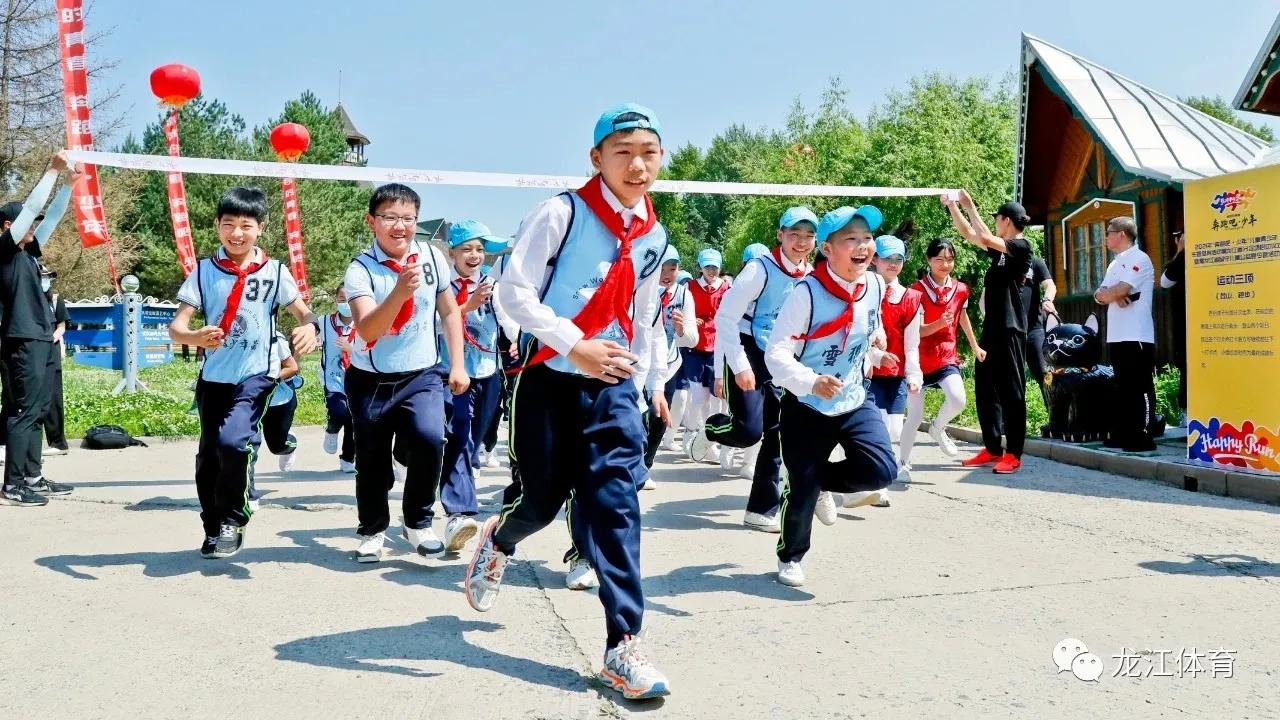 日照下奔跑的少年视频,日照下自由奔跑的少年