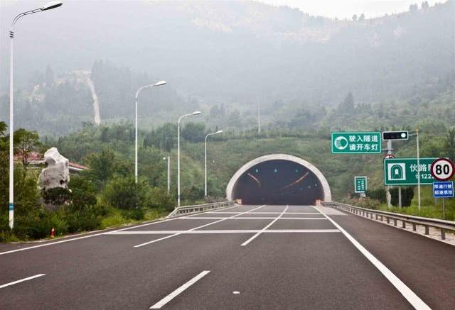 高速公路上需注意的违章行为,高速上违反禁令标志指示都有哪些