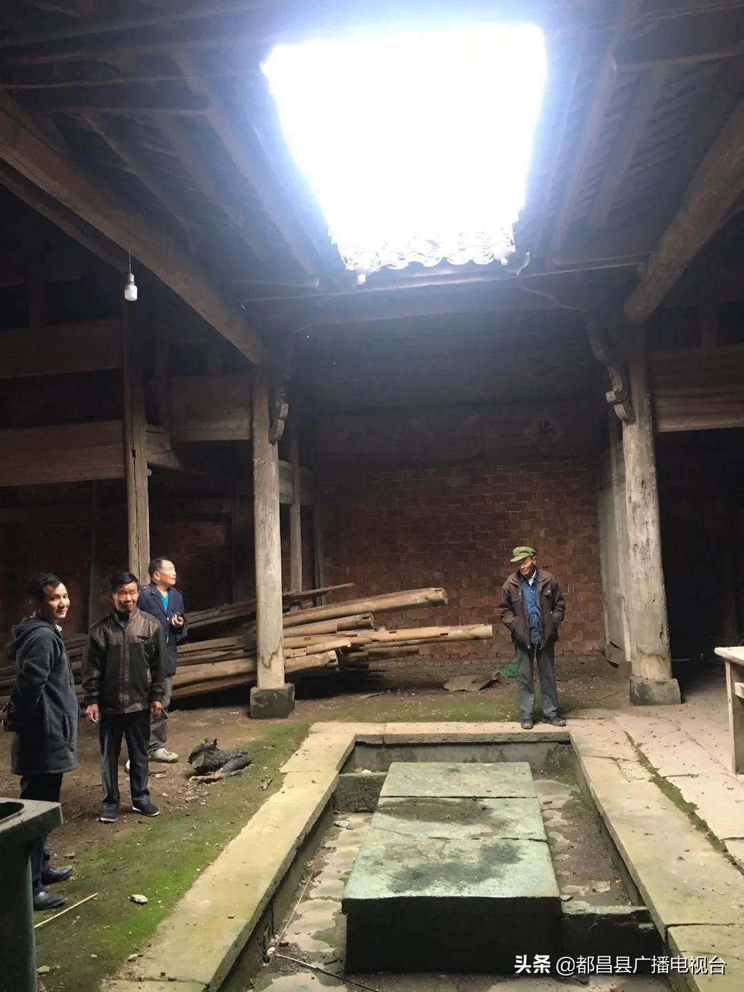 传家风扬家训视频,传家训立家规扬家风诗歌朗诵