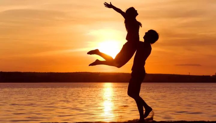 一个夜场小姐的沉沦和自救：我们仅靠一点道德优越感就能胜出么？