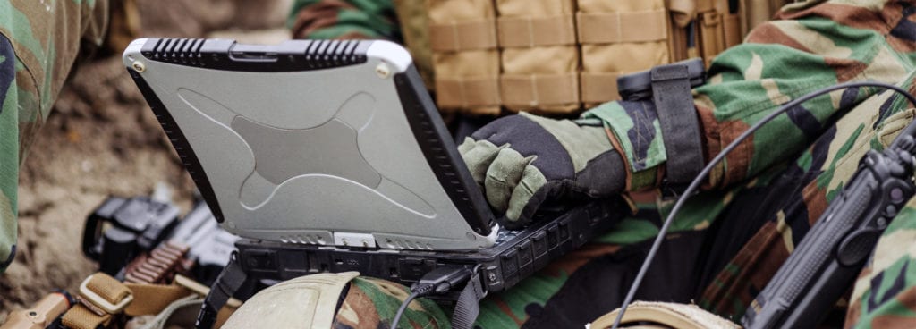 站在最高点的美*用军**什么笔记本电脑？吃鸡香不？