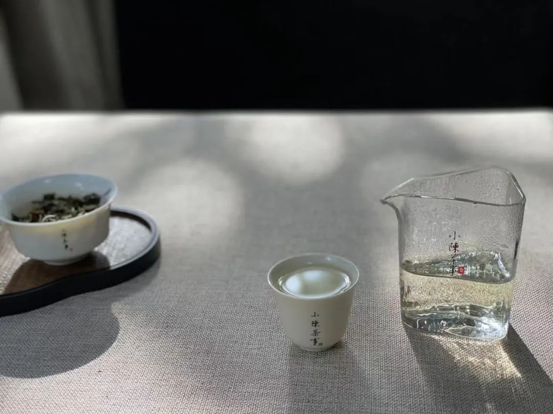 新白茶寒凉像绿茶，老白茶喝起来则像红茶？这种说法有道理吗？