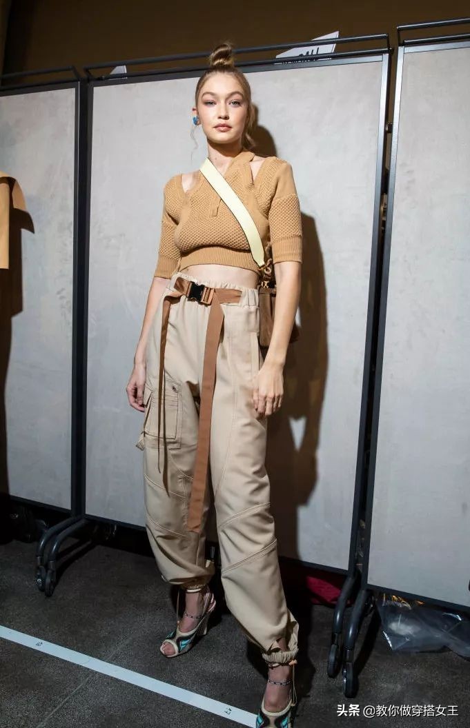 2020最潮搭配少不了这一条工装裤,初秋工装裤搭什么上衣