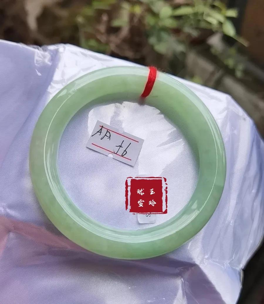 怎么挑选合适自己的玉手镯,玉手镯怎么选才是最好的呢