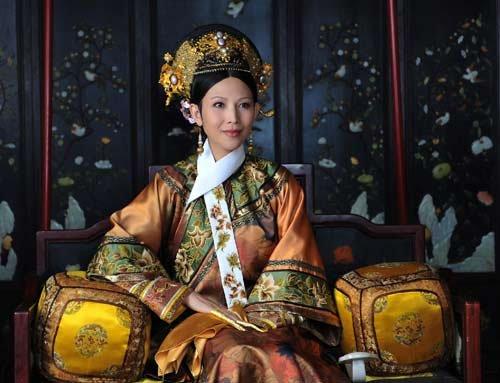 蔡少芬张晋全家福上热搜，三胎儿子“唐装”出镜，年味儿十足