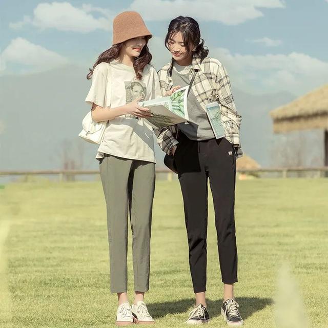 白色修身显瘦冬季裤子穿搭,冬季又显瘦又百搭的女士裤子