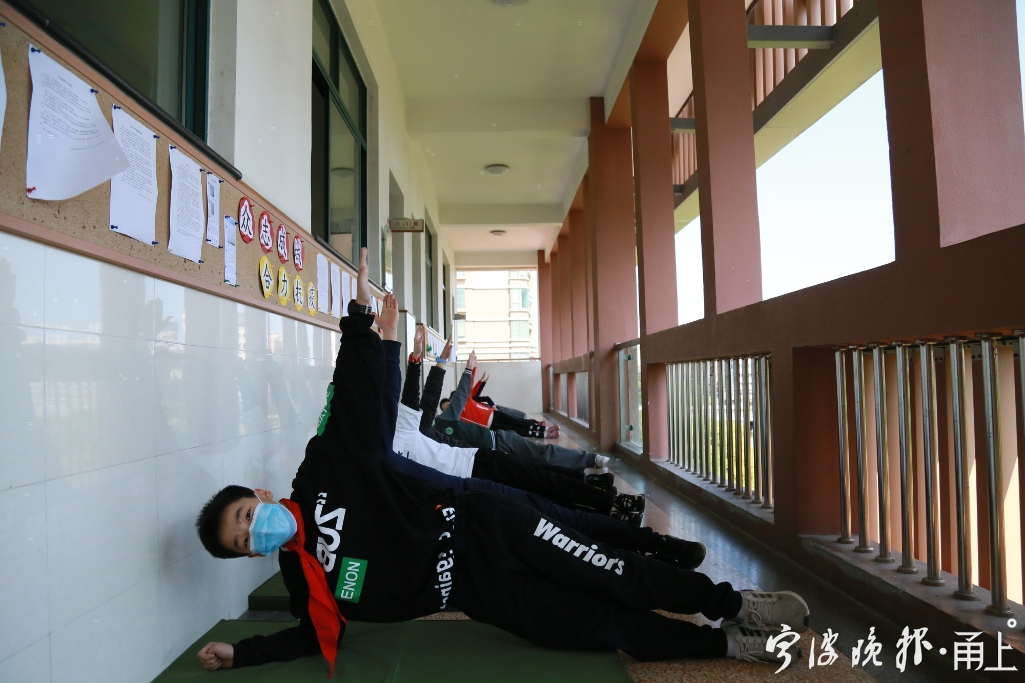 疫情体育课韵律操,疫情期间教室内健身操