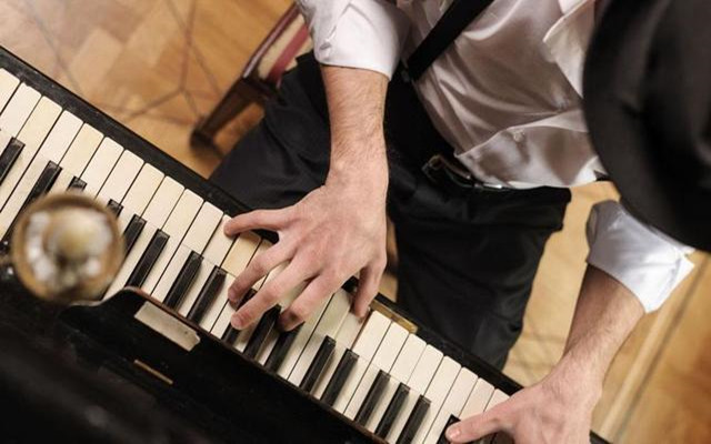 钢琴弹奏两只老虎的左手指法,钢琴左手弹奏怎么练习