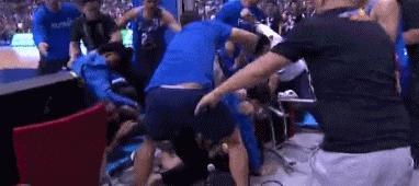 篮球比赛发生上千人打群架,最近篮球比赛打架事件