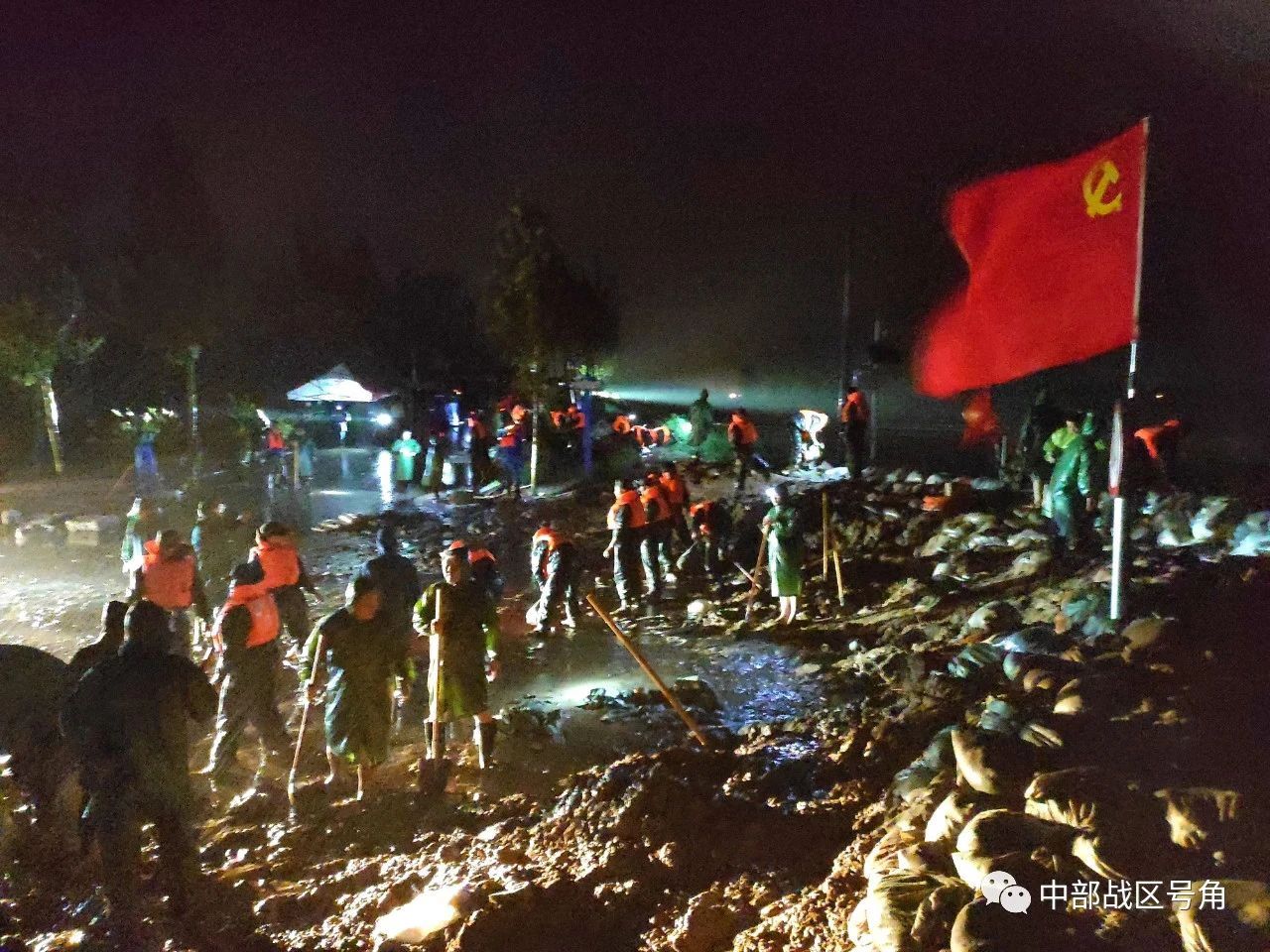 郑州领导应对暴雨,河南暴雨解放军来救援的视频