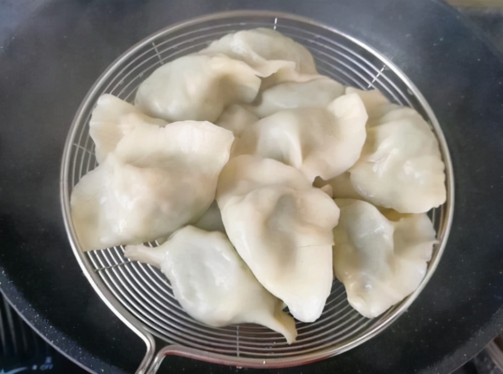 水饺如何保存,水饺怎么放在冰箱不破皮