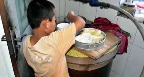 父母玩手机小孩做家务,爸妈玩手机孩子做饭
