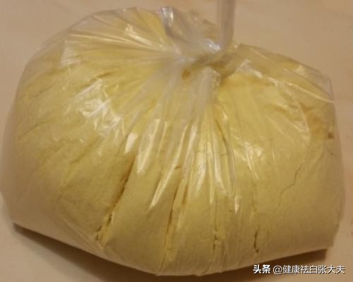 铜川23岁女子被母爱压弯腰，白癜风恶化，小郑：常回家看看