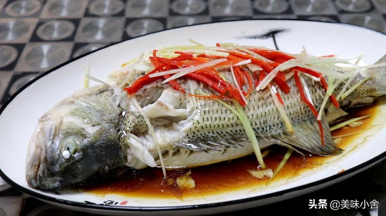 清蒸鲈鱼肉质鲜嫩无腥味家庭最爱,家庭版清蒸鲈鱼的正确做法