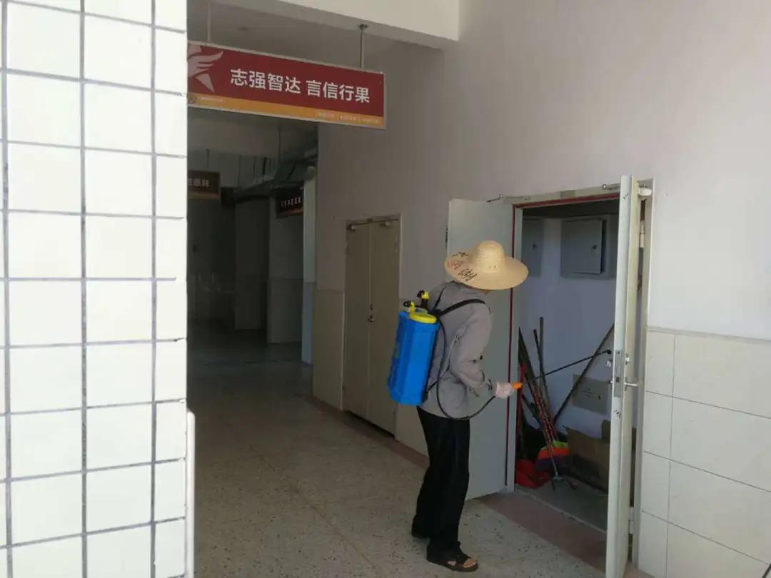除四害，防疾病；勤消毒，抗疫情——记透堡中心小学除四害、抗疫情，防控进行时