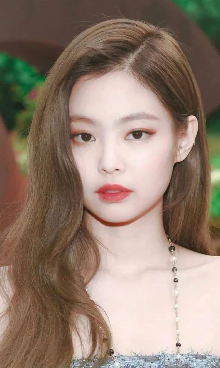 脸大的女生合适哪种脸型,女生脸大的5大特征