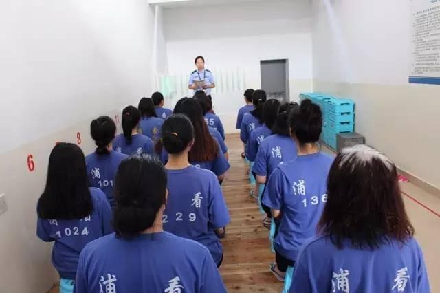 在看守所没人送衣服怎么办,能够送进看守所的衣服