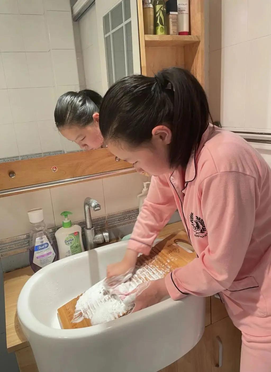 上海这所学校火了！暑假每人发一块搓衣板！连老人看了都惊讶