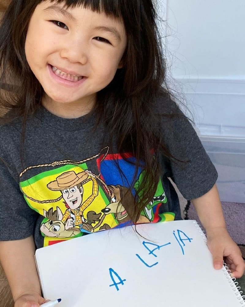 陈冠希女儿alaia潮图,陈冠希晒3岁半alaia照片