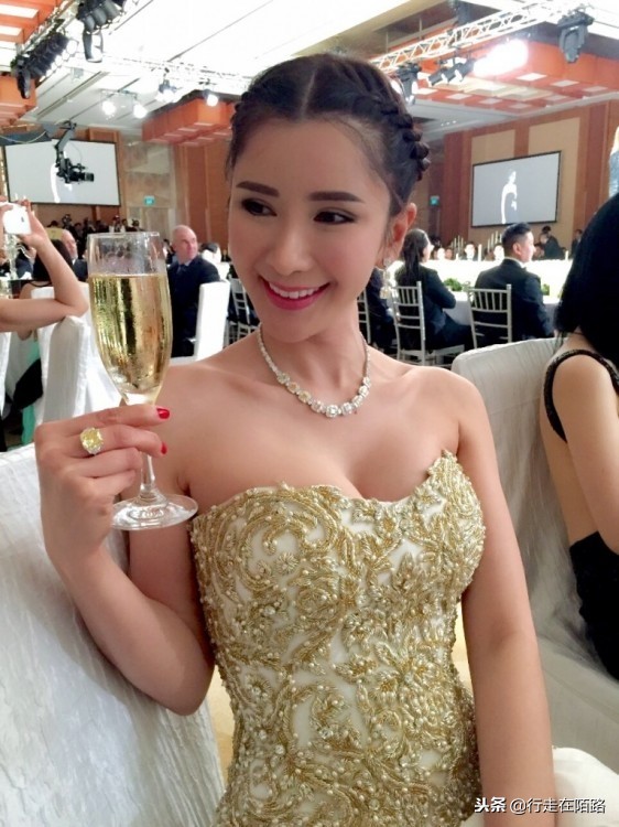 炫富女王：华裔空姐20岁闪婚豪门，离婚后每月零花钱220万