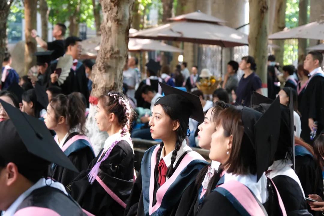 美院中国风学士服,九大美术学院学士服