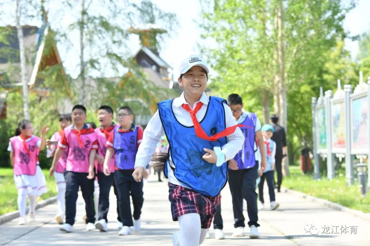 日照下奔跑的少年视频,日照下自由奔跑的少年