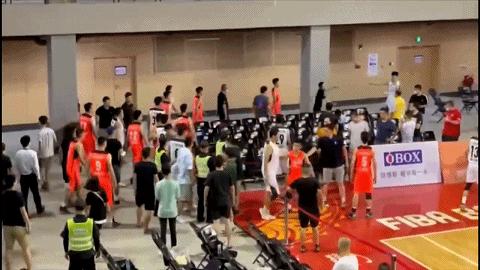 篮球比赛发生上千人打群架,最近篮球比赛打架事件