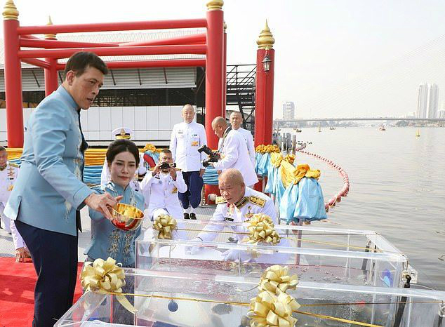 甄嬛与诗妮娜关系,泰国贵妃诗妮娜私下穿搭