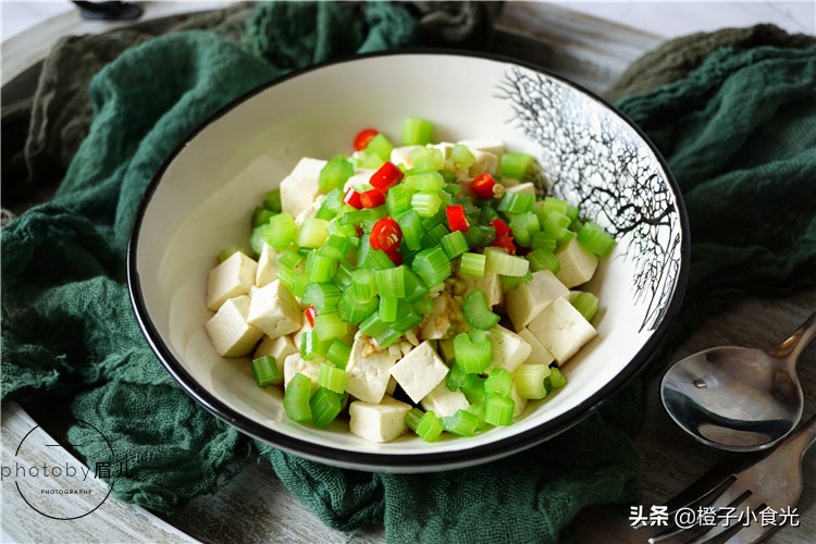 十多种凉拌菜满足炎热天气的味蕾,炎热的天气吃碗冷稀饭配凉拌菜