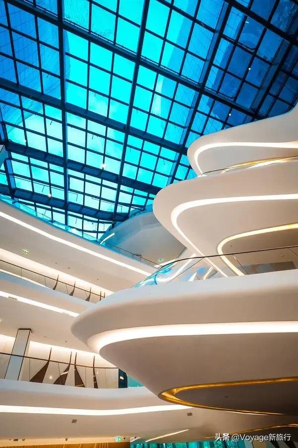 不可多得的扎哈遗作，这家最新开幕的未来感酒店，仿佛睡在酷炫的太空飞船里！