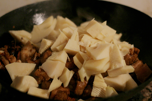 春笋烧肉做法最正宗,春笋烧肉的最佳吃法