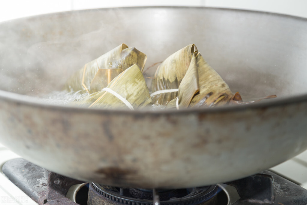 煮粽子时，什么水下锅是很重要的，教你正确做法，软糯鲜香不夹生