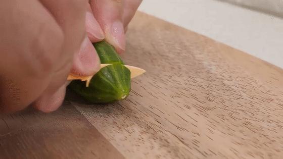 日本小哥攒钱,日本小伙收集指甲做戒指