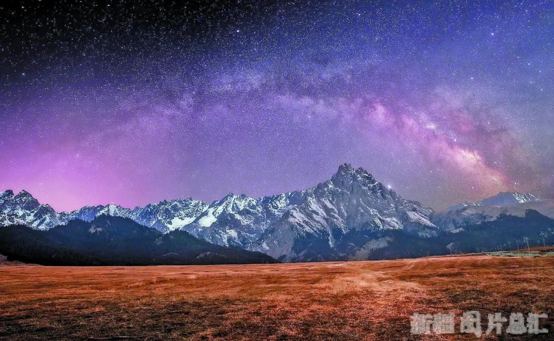 来*疆新**吧！这里的星空能满足你对浪漫的所有幻想……