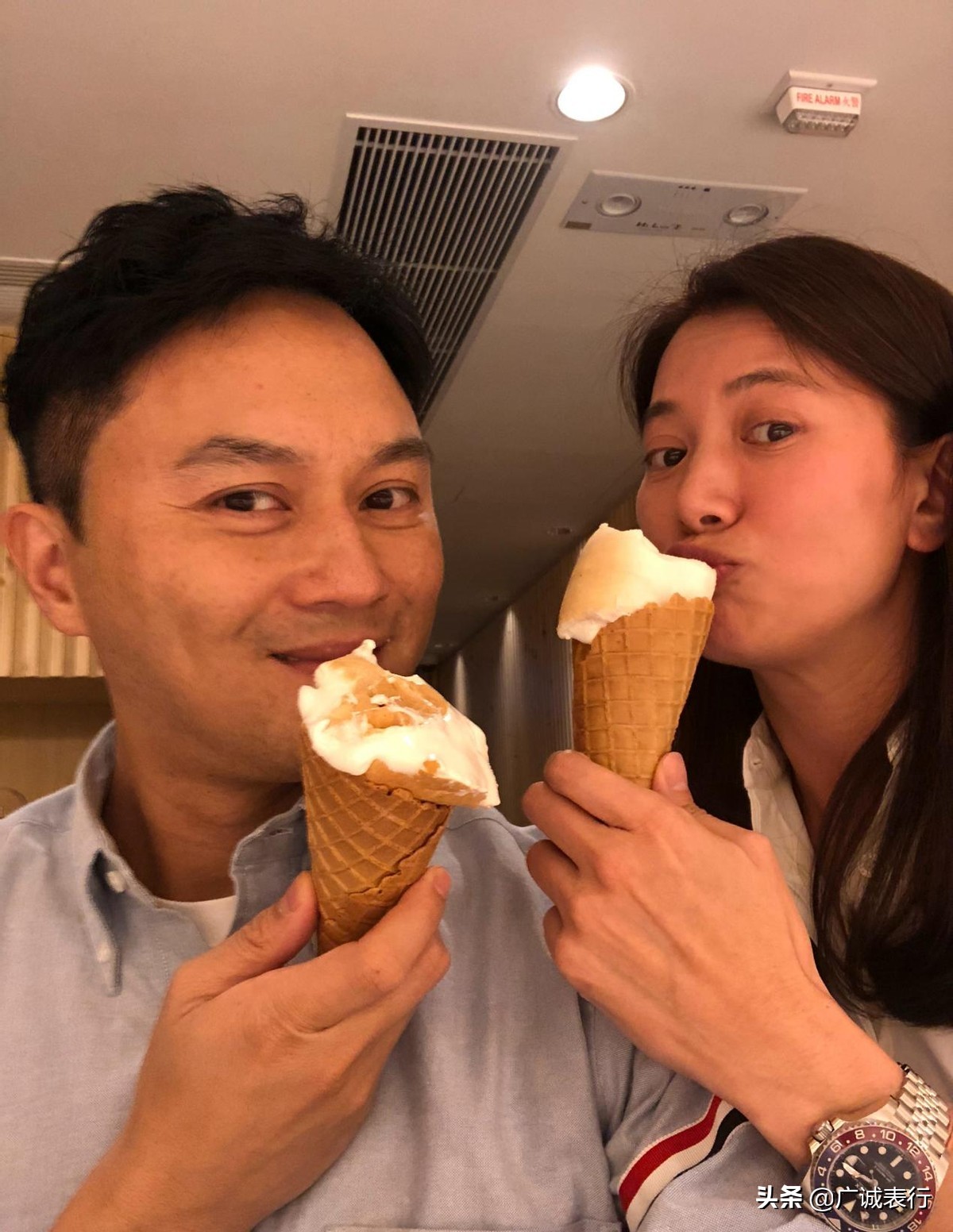 香港女星袁咏仪视频,袁咏仪时尚芭莎佩戴的手机表