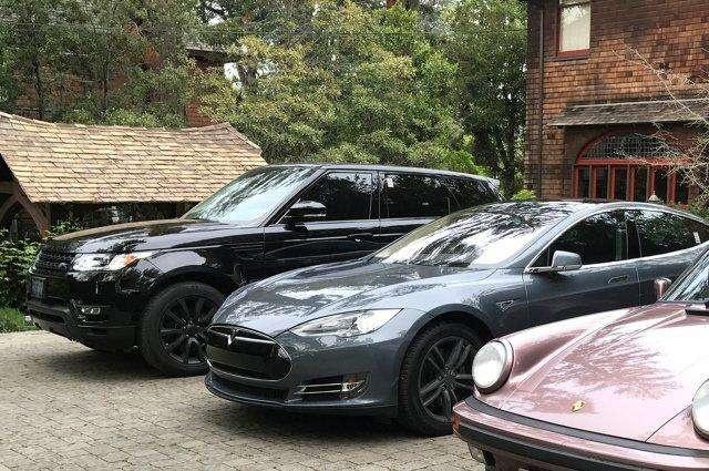 他16岁就开保时捷，曾因母亲重病放弃演戏，如今回归专为豪车代言