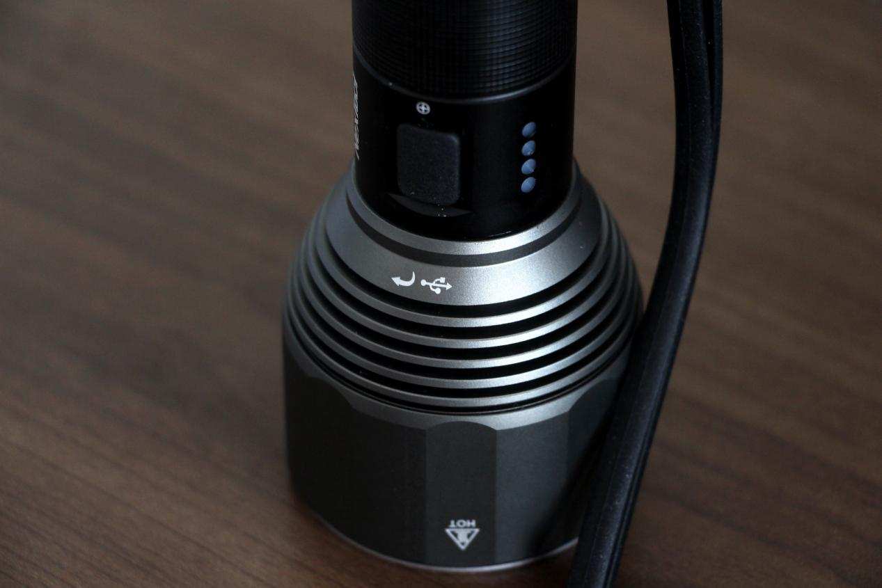 2000流明高亮手电在手，户外横扫黑暗：纳拓户外强光手电筒体验