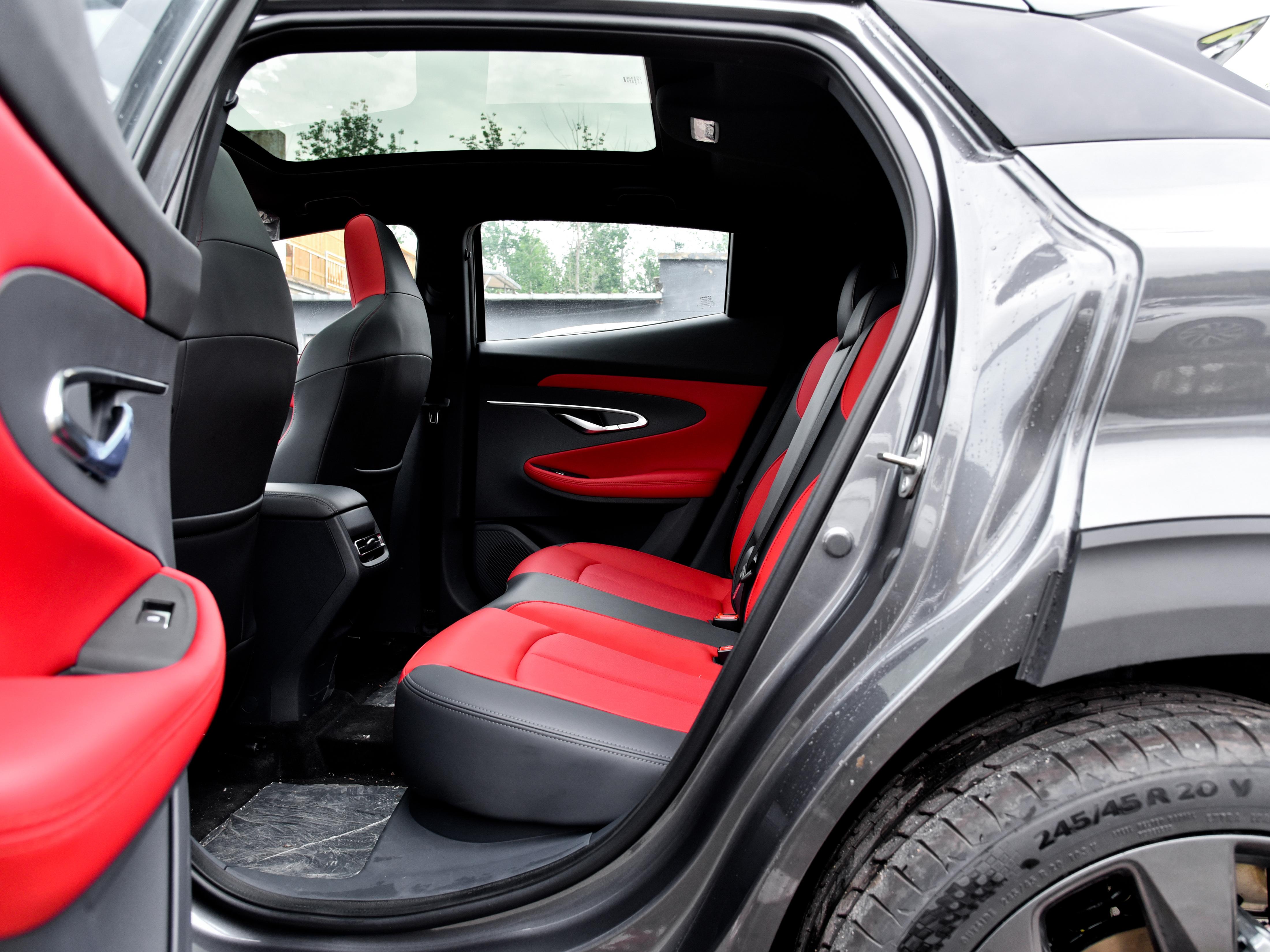 外观好看回头率高，空间宽敞，自动挡还好开，实拍长安UNI-T