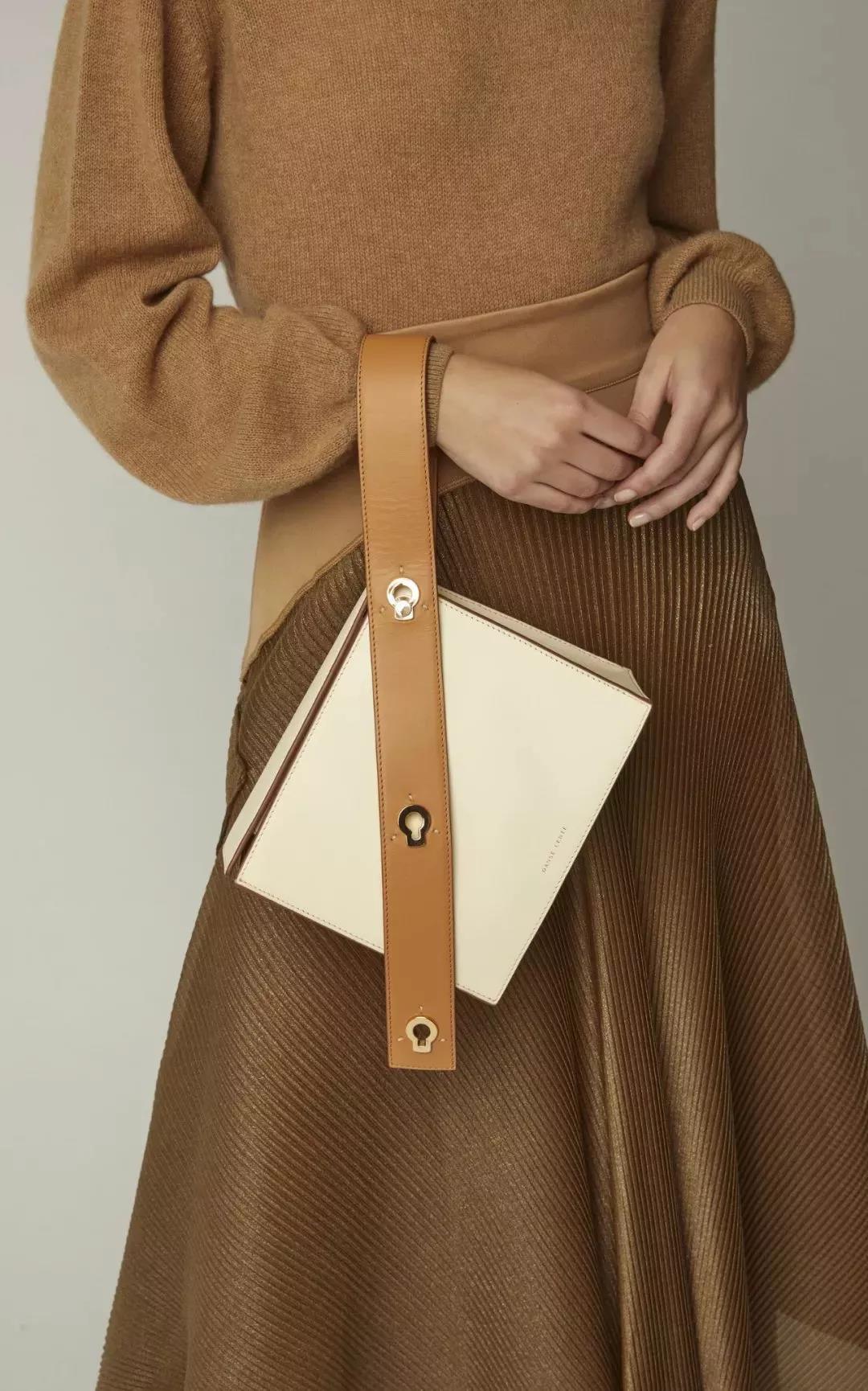 背出去的包包,包包背得长好看还是短好看