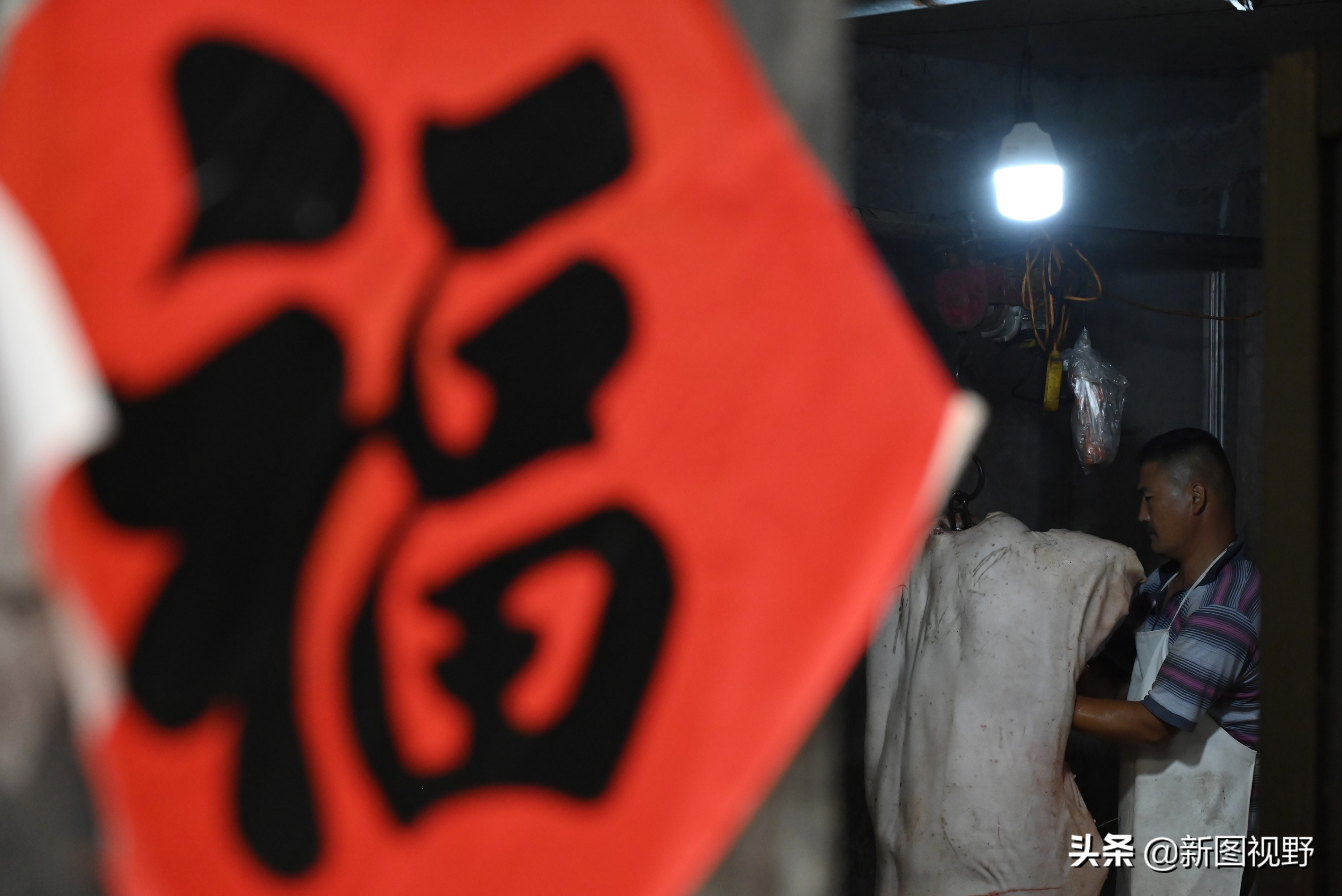 猪价下跌，夫妻“烤全猪”停烤2年后开烤，200斤烤肉出炉就卖光
