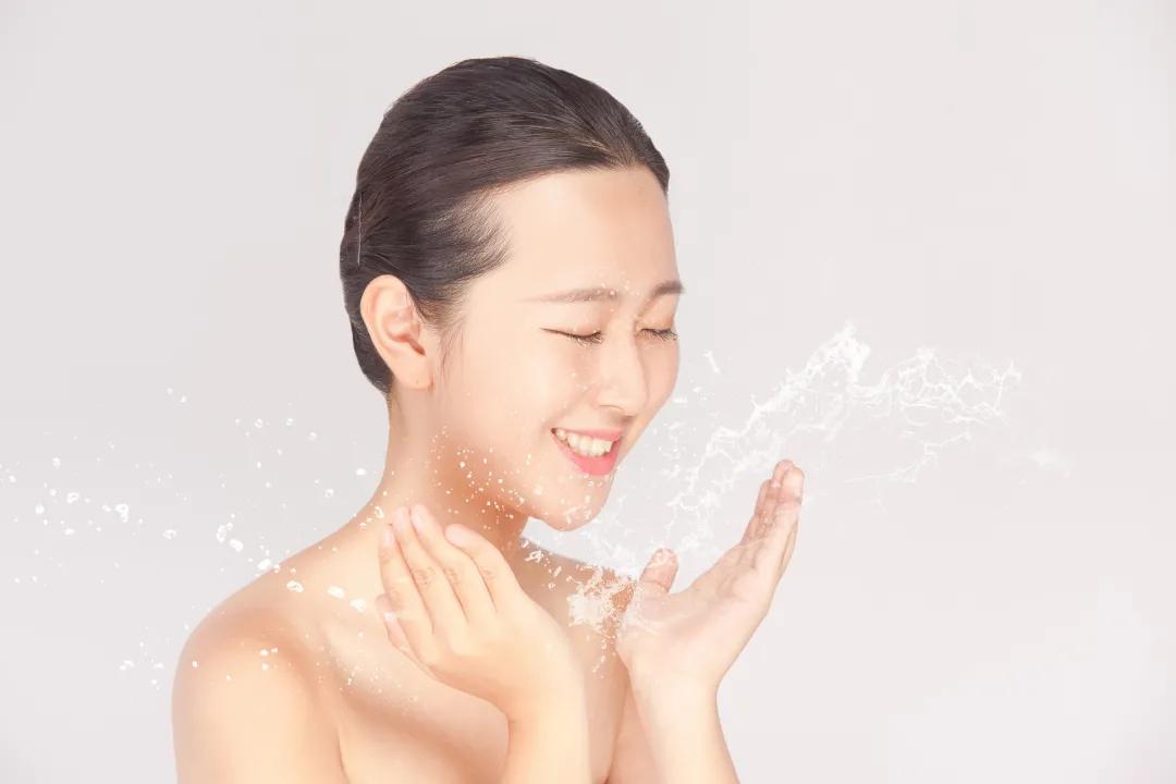 冷水洗脸收缩毛孔正确方法,冷热水交替洗脸能够收细毛孔吗