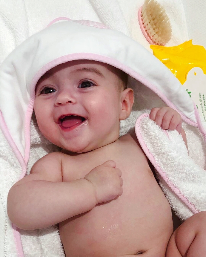 撒花c罗告捷,c罗被拍到与女友乔治娜共赴教堂