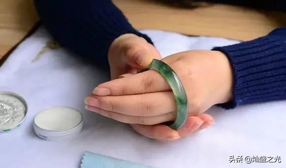佩戴翡翠手镯的好处和坏处,翡翠手镯的各种佩戴方法