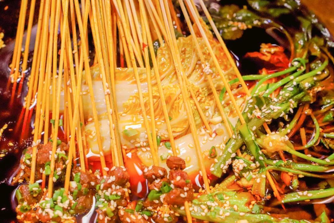 这家国潮网红串串落地襄阳啦，你只管拿串不用涮能够直接开吃