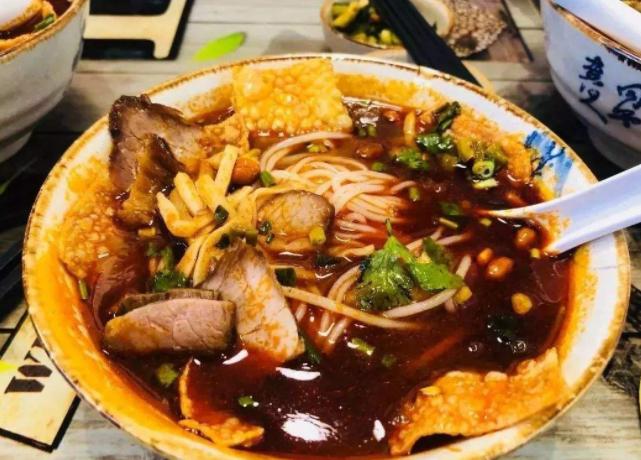 柳州螺蛳粉小吃探店制作过程,地道柳州风味小吃正宗螺蛳粉