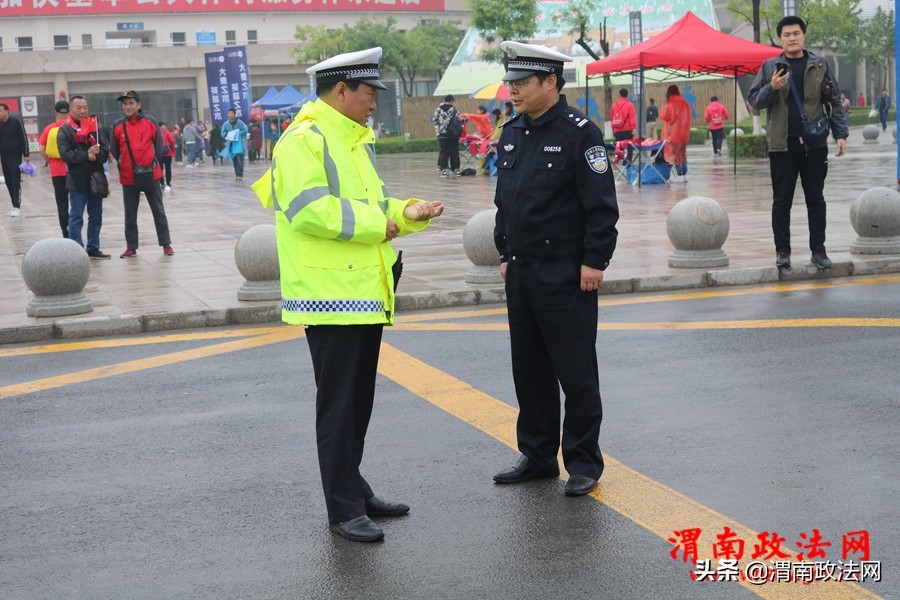 雨中作战，高新交警大队保障足球赛顺利进行（组图）