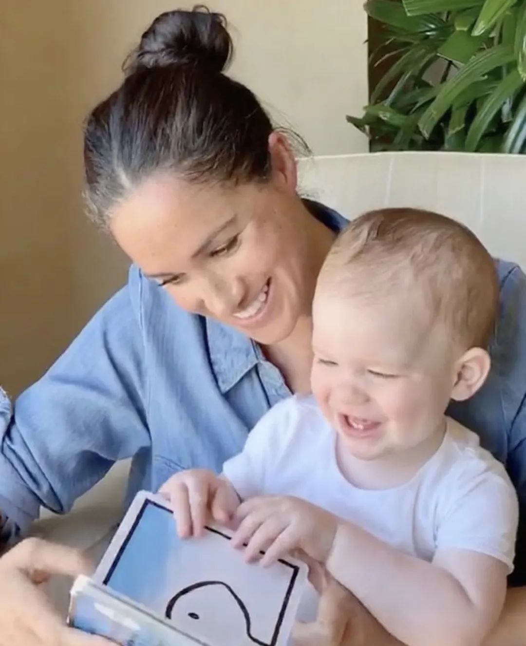 梅根和英国王室打起了媒体战,梅根含泪谈英国王室