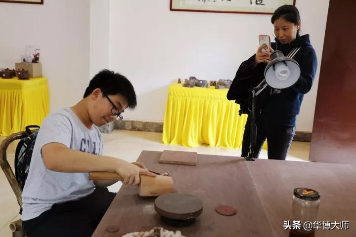 南京外国语学校师生家长一行欢聚华博紫砂园园主熊正根热情接待！