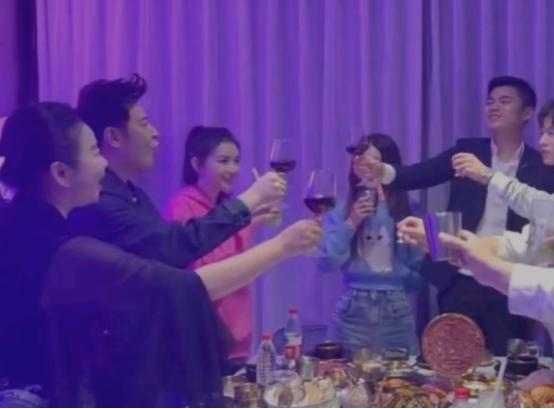 潘玮柏火锅店开业，众星送花篮支持，宣云忙前忙后不断给客人敬酒